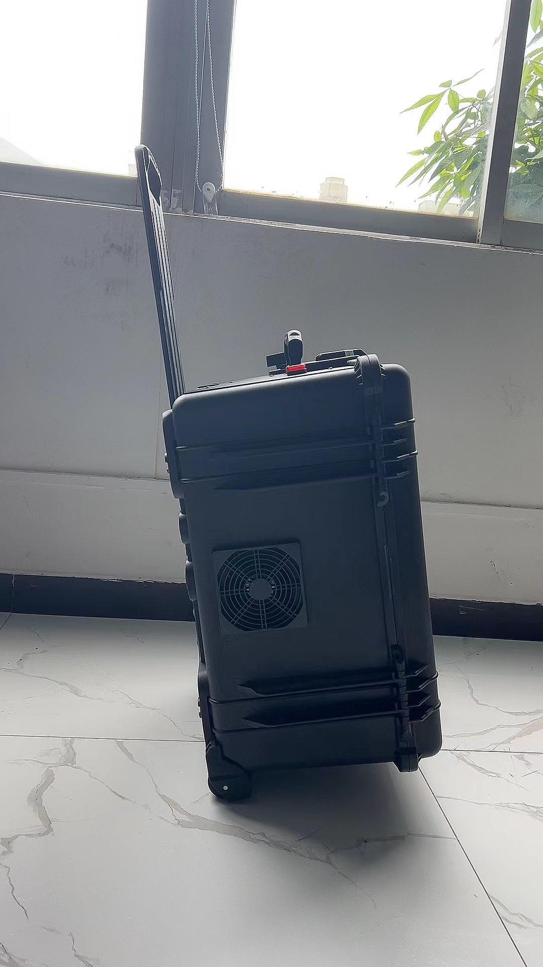 贵南手拉箱型移动通信干扰器